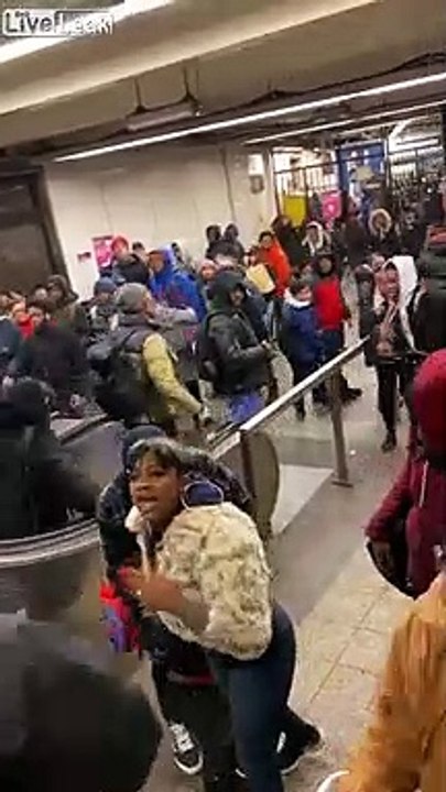 Poussette dans l'escalier : il fait tomber le bébé heureusement sauf !