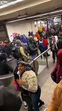 Poussette dans l'escalier : il fait tomber le bébé heureusement sauf !