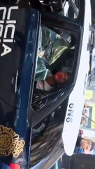 Un inmigrante marroquí rompe la luna del coche policial con la cabeza y se dedica a dar un discurso victimista