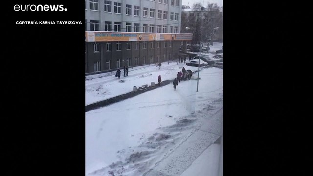 Dos elefantes de un circo italiano se van de marcha por las calles de Ekaterimburgo