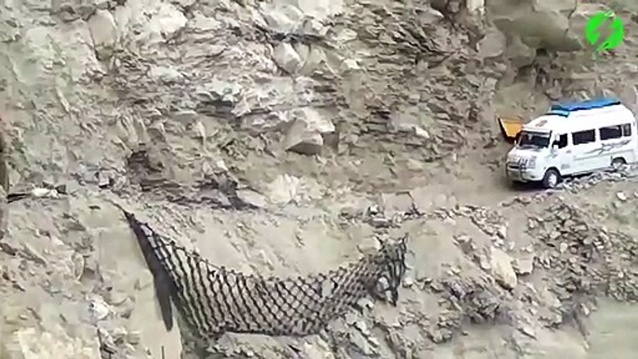 Ce conducteur de minibus va vous faire frissonner sur cette route de haute montagne