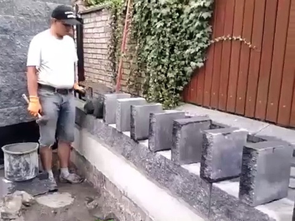 Un ouvrier malin nous montre sa technique pour poser les briques rapidement