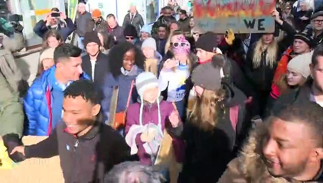 Greta Thunberg et de jeunes militants participent à une marche pour le climat à Davos