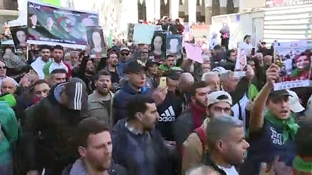 الحراك الشعبي في الجزائر يعد بمواصلة التظاهرات