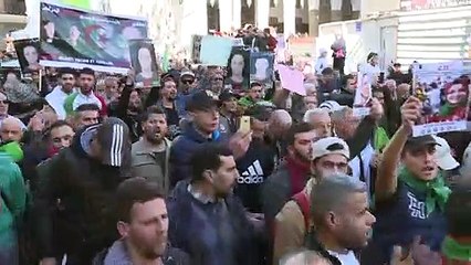 الحراك الشعبي في الجزائر يعد بمواصلة التظاهرات