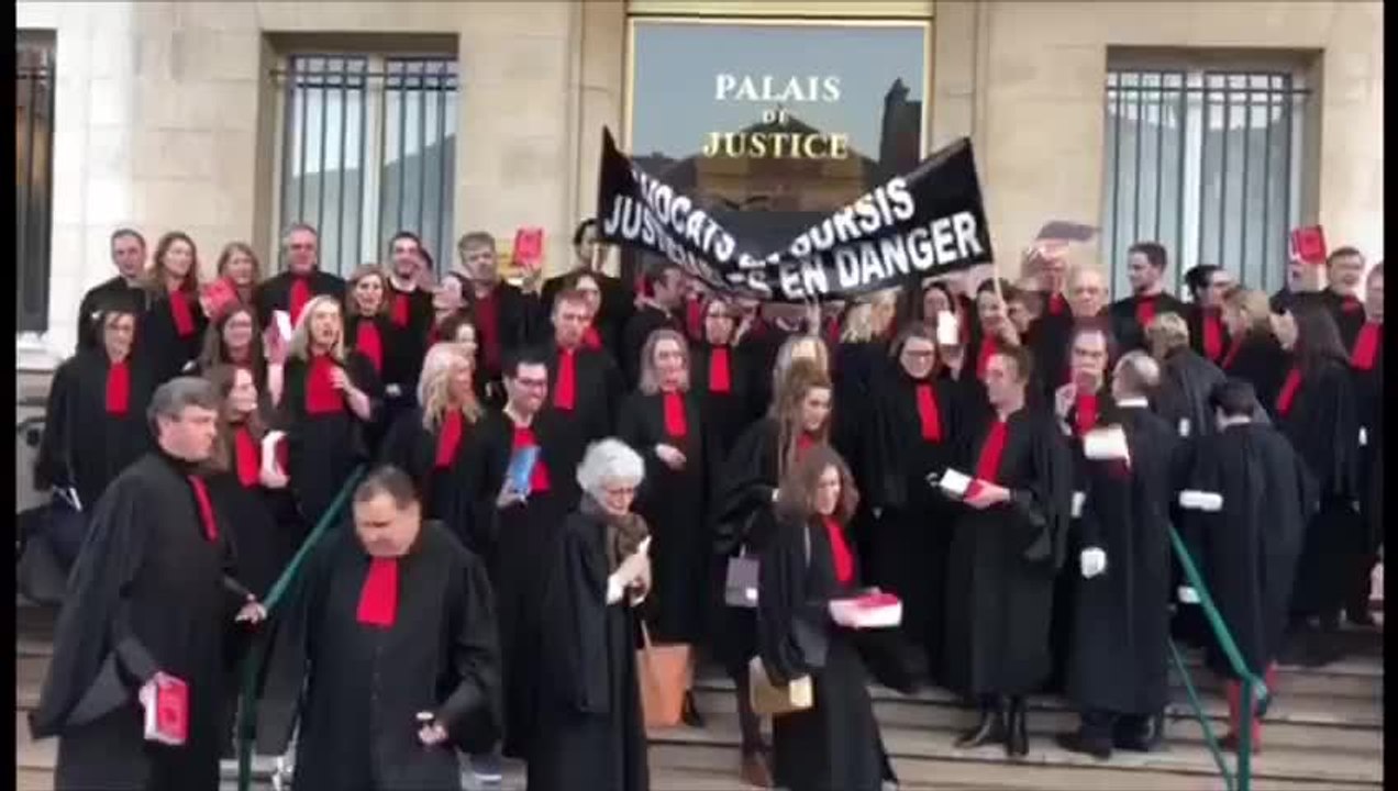 Réforme des retraites : les avocats font un lâcher de ballons au tribunal de Troyes