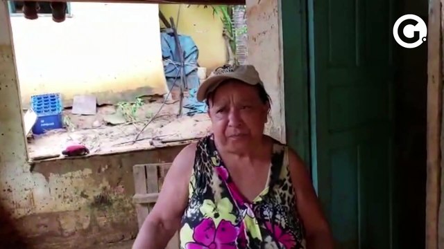Moradora mostra como ficou a casa depois das chuvas no Sul do ES