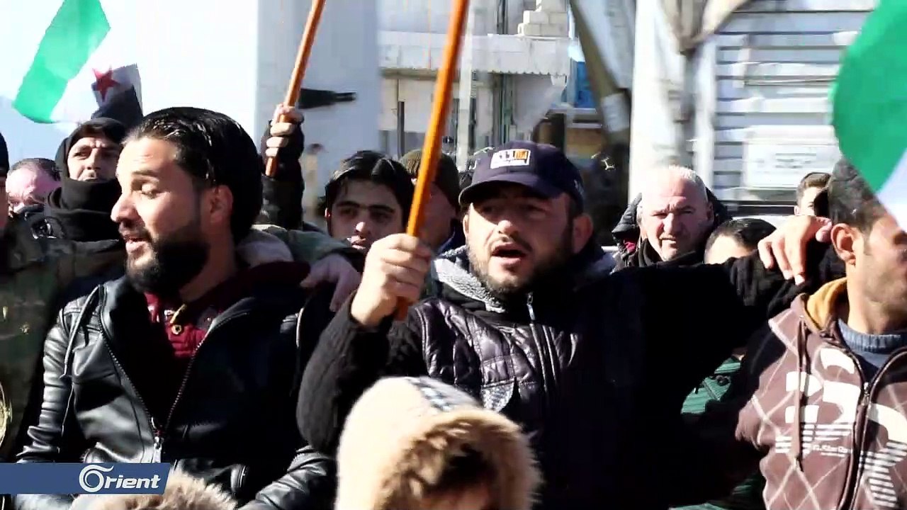 خروج مظاهرة قرب معبر باب السلامة للتنديد بقصف مدن إدلب وحلب