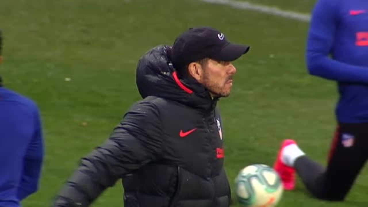Caras de pocos amigos en el entrenamiento del Atlético