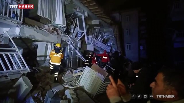 Yıkılan binalarda kurtarma çalışmaları devam ediyor