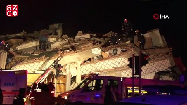 Elazığ, Gezin'de yıkılan binada enkaz altında kalan vatandaşları kurtarma çalışmaları devam ediyor