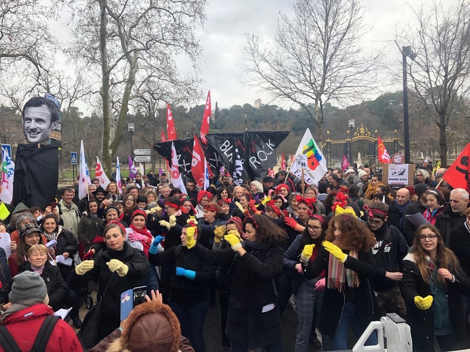 A Nîmes les manifestants chantent contre la réf...