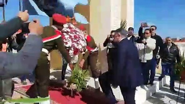 محافظ البحر الأحمر يضع إكليل زهور على النصب التذكارى لشهداء شدوان