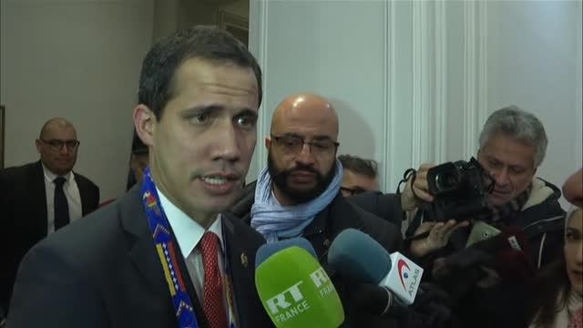 Guaidó asegura en París que España es aliada de la democracia y que se mantendrá de esa manera