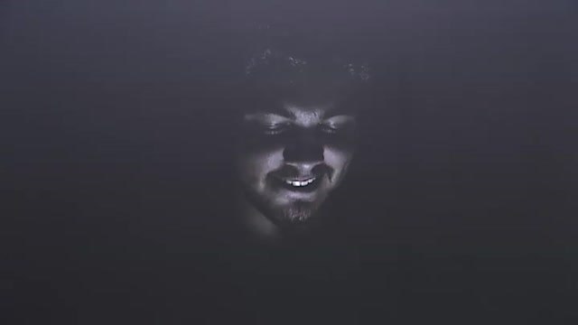 Enganchados al móvil es el título de una serie de fotografías que muestran la gran dependencia de la sociedad actual a los dispositivos electrónicos