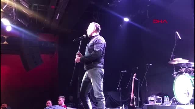 Haluk levent, bursa'daki konserini yarııda bırakıp elazığ depreminde hayatını kaybedenlere...