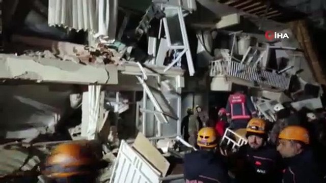 Yıkılan binada enkaz altındakileri kurtarma çalışmaları devam ediyor