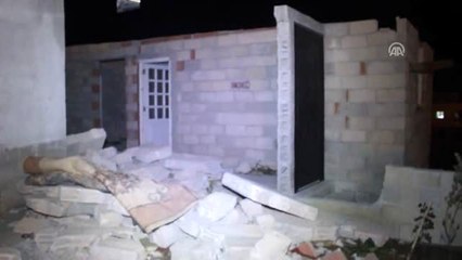 Rüzgar nedeniyle evin çatısı uçtu
