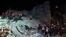 Elazığ'daki deprem - Mustafa Paşa Mahallesinde çöken 3 binadan arama ve kurtarma çalışmaları