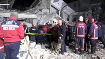 Elazığ'da deprem - Sürsürü Mahallesi'nde çöken binada arama kurtarma çalışmaları