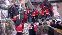 Elazığ'da deprem - Gezin'de çöken binada arama kurtarma çalışmaları (7)