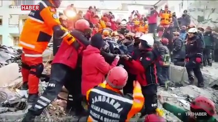 Deprem enkazından iki kişi sağ çıkarıldı
