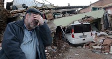 20 kişinin hayatını kaybettiği depremin yarattığı acı tablo, gün ağarınca gözler önüne serildi
