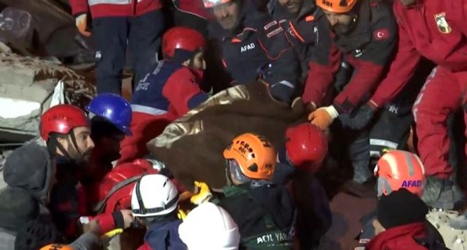 Enkazdan birer saat arayla 2 kadın sağ çıkarıldı