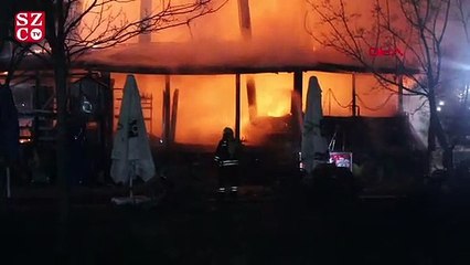 Parktaki kafe alev alev yandı