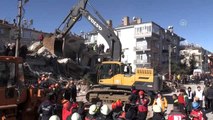 Sürsürü Mahallesi'nde yıkılan binada çalışma yapılıyor (2)