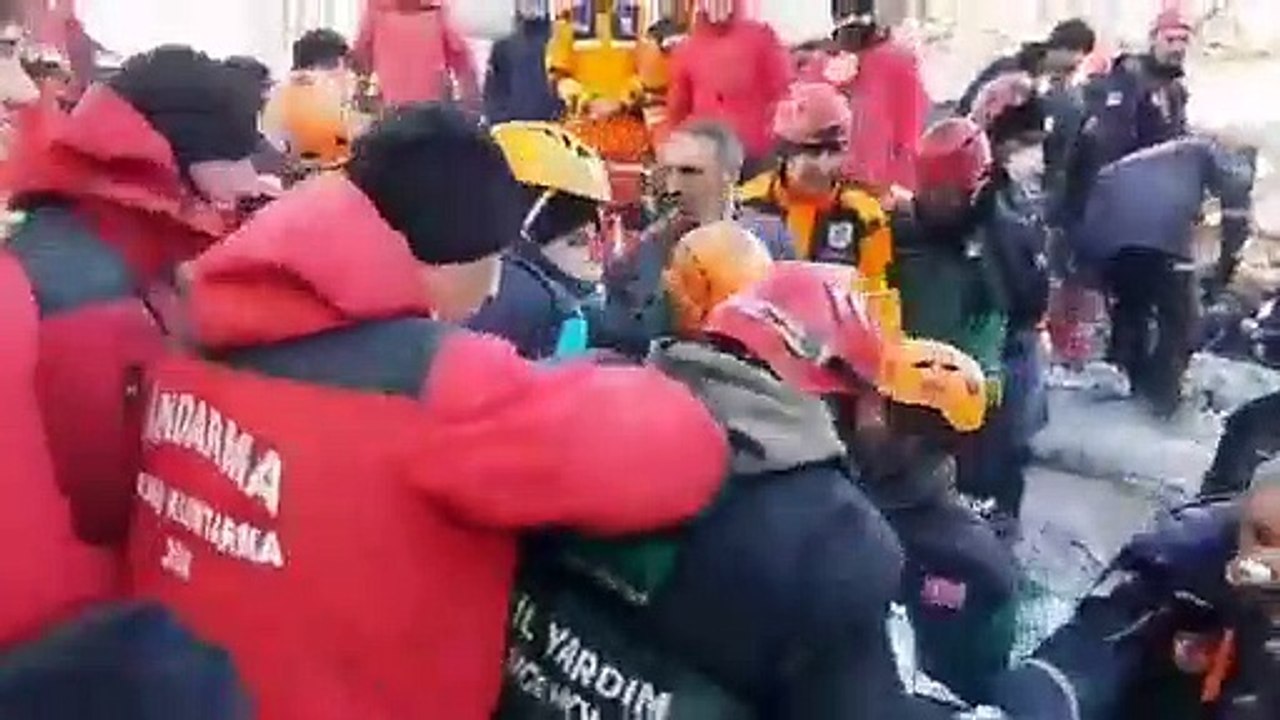 Elazığ merkezde bulunan Mustafa Paşa mahallesinde enkaz altından çıkarılan yaralı kadın 'Keyna min' (Kızım), diye seslendi