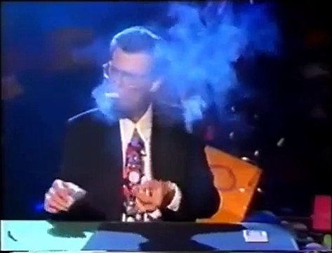 आपने सिगरेट पीते लोगों को देखा तो होगा लेकिन ऐसा सिगरेटबाज नहीं देखा होगा।