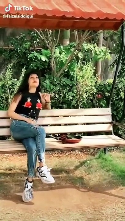 Ek to kam jindagani usse bhi kam hai jawani ¦ pyar do pyar lo ¦ Nora Fatehi ¦Neha Kakkar[6]