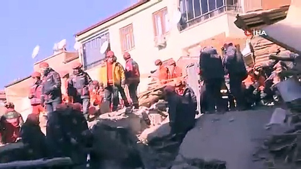 Enkazdan 15 Saatin Ardından Bir Kişi Daha Sağ Çıkarıldı