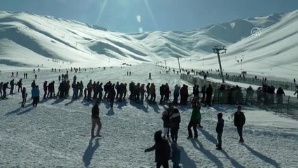 Kar yağışı kayakseverlerin yüzünü güldürdü