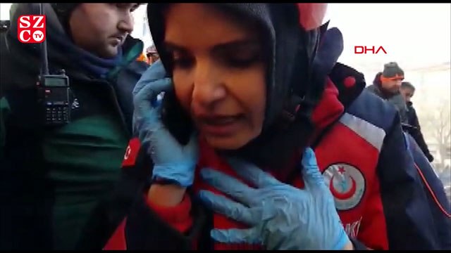 Elazığ'da göçük altındaki Azize ile iletişim kuruldu