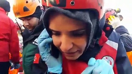 Enkaz altındaki yaşlı kadınla telefonda görüştü