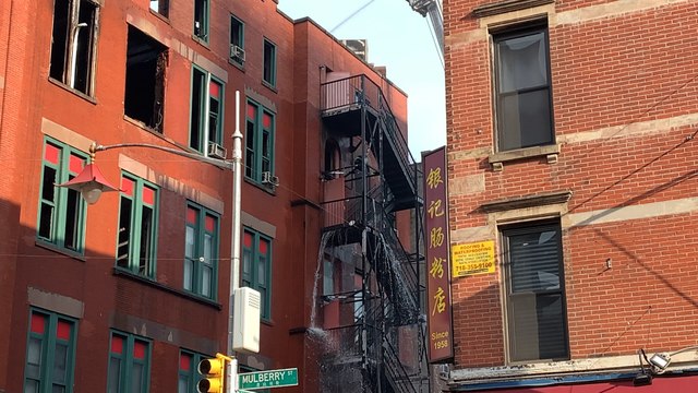 Bomberos intervienen en Mulberry Street, Nueva York