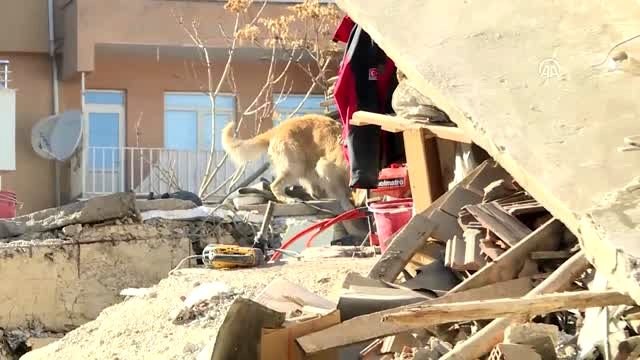 UMKE görevlisinin telefonla görüştüğü Azize isimli kadın, 17 saat sonra enkazdan çıkarıldı (2)