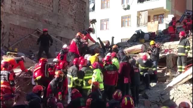 UMKE görevlisinin telefonla görüştüğü Azize isimli kadın, 17 saat sonra enkazdan çıkarıldı (1)
