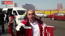 الشرطة توزع الهدايا والورود والشيكولاتة على المواطنين في التحرير
