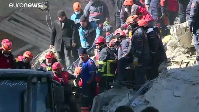 Még kutatnak a földrengés túlélői után Törökországban