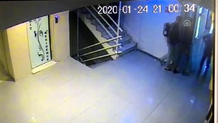 Depremin hissedildiği Gaziantep'te babanın çocuğuyla kaçma anı güvenlik kamerasında