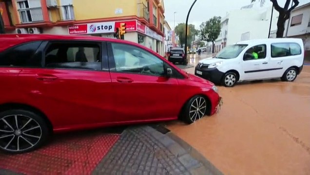 Coches amontonados y en aceras, un tsunami para los vecinos de Campanillas (Málaga)