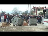 Ora News - Durrës - Shijak, banorët në protestë bllokojnë rrugën me kazanë