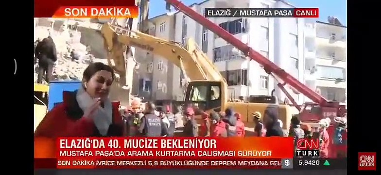 CNN Türk muhabiri Fulya Öztürk, Elazığda kurtarma çalışmalarını izlediği sırada gözyaşlarını tutamadı