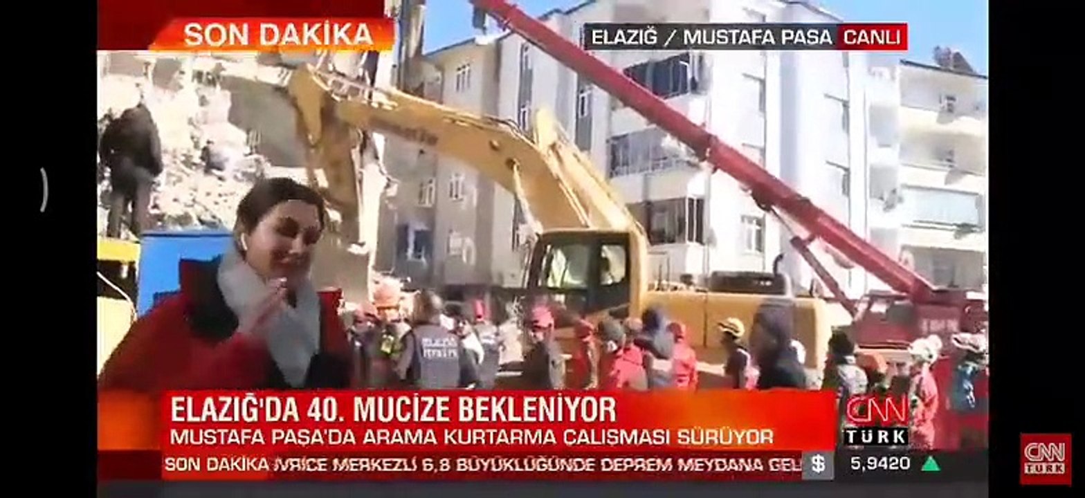 CNN Türk muhabiri Fulya Öztürk, Elazığda kurtarma çalışmalarını izlediği sırada gözyaşlarını tutamadı