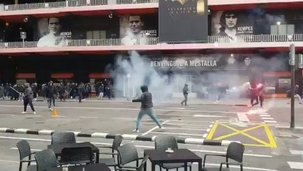 Ultras de Barça y Valencia se enfrentan en los aledaños de Mestalla