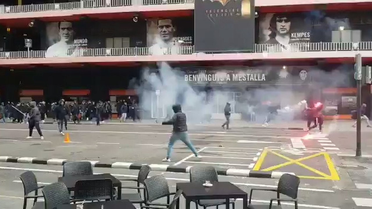 Ultras de Barça y Valencia se enfrentan en los aledaños de Mestalla