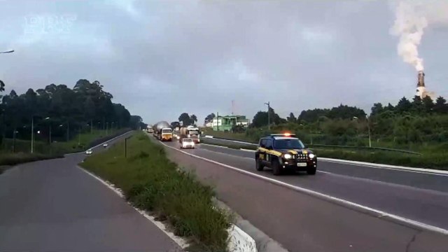PRF escolta carretas com cargas excedentes na BR-376
